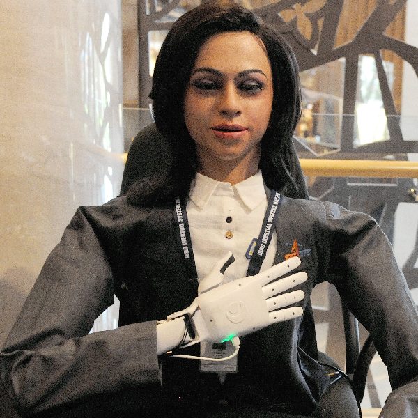 সম্ভবত সে জন্যই মহাকাশচারীদের নিরাপত্তা নিয়ে অনেক বেশি চিন্তিত ইসরো। বিজ্ঞানমন্ত্রী জানিয়েছেন, ইসরোর মানব রোবট ব্যোম মিত্রকে গগনযানে মহাকাশের ওই একই দূরত্বে পাঠানো হবে গুরুত্বপূর্ণ তথ্য সংগ্রহের জন্য। মহাকাশযানে থেকে এই মানব রোবট যাচাই করে দেখবে মহাকাশে ভরশূন্যতা মানবশরীরের উপর কতটা প্রভাব ফেলবে। এমনকি, কোনও রকম বিকিরণ মানবশরীরে সমস্যা তৈরি করবে কি না, তাও দেখবে।