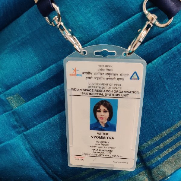 গগনযানের কথা ভেবে ২০২০ সালেই তৈরি করা হয়েছিল ব্যোম মিত্রকে। তার গলায় ঝোলানো পরিচয়পত্র বলছে সে ভারত সরকারের মহাকাশ বিভাগে কর্মরত। ইসরোর ইনারসিয়াল সিস্টেম ইউনিটে তাঁর যাবতীয় কাজ।