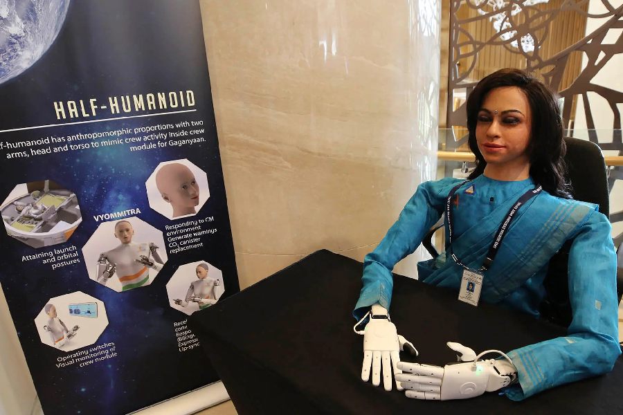 ওই পরিচয়পত্রই জানাচ্ছে ইসরোর মানবহীন গগনযান অভিযানে মহাকাশচারী ব্যোম মিত্র। আর সে হাফ হিউম্যানয়েড। অর্থাৎ, অর্ধেক মানব রোবট।