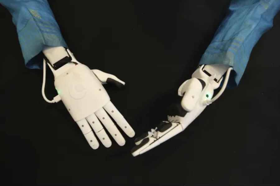 অর্ধেক কেন? তার কারণ এই রোবট মানবীর মাথা থেকে কোমর পর্যন্ত মানুষের দেহের মতো হলেও এর পা নেই। মহাকাশযানে চলেফিরে বেড়াতে পারবে না সে। যদিও মহাকাশযানের নিয়ন্ত্রণ প্যানেল চালাতে পারবে। এ ছাড়াও মহাকাশযানে মানব মহাকাশচারীর করণীয় আরও অনেক কাজ করতে পারবে সে।