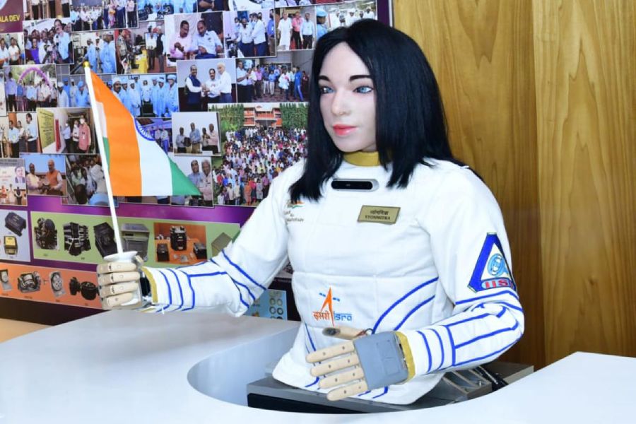 ব্যোম মিত্র ঠিক কী কী কাজ করতে পারে, তার ব্যাখ্যা নিজে মুখেই দিয়েছিল সে। ইসরোরই আয়োজিত একটি পরিচয় পর্ব অনুষ্ঠানে ব্যোম মিত্র আত্মপরিচয় দিয়ে বলে, ‘‘আমাকে তৈরি করা হয়েছে মানবহীন গগনযান অভিযানের জন্য। আমি মহাকাশযানের মডিউলের প্যারামিটার নিয়ন্ত্রণ করতে পারি। আপনাদের বিভিন্ন বিষয়ে সতর্ক করতে পারি। এমনকি, মানুষের জীবন বাঁচানোর প্রক্রিয়াও আমি সম্পন্ন করতে পারি।’’