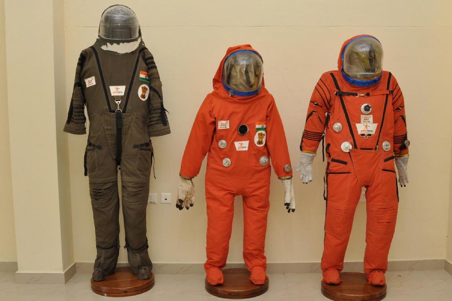 এ ছাড়াও এই রোবটে থাকবে বিশেষ সেন্সর। ভবিষ্যতে যদি মহাকাশচারীদের সঙ্গে তাকে মহাকাশে পাঠানো হয়, তবে তাদের সঙ্গে কথাবার্তা বলতে পারবে ব্যোম মিত্র। তাদের গলার স্বর আলাদা আলাদা ভাবে চিনতেও পারবে এই রোবট। জবাব দিতে পারবে প্রশ্নেরও। 