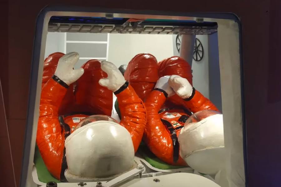 জিতেন্দ্র জানিয়েছেন, গগনযানের চূড়ান্ত অভিযানের আগেই আরও দু’টি পরীক্ষামূলক অভিযান হবে। একটি চলতি বছরের অক্টোবরে। হয় প্রথম বা দ্বিতীয় সপ্তাহে। তবে সেই অভিযানে সম্ভবত ব্যোম মিত্রকে পাঠানো হবে না। বিজ্ঞানমন্ত্রী বলেছেন, ‘‘দ্বিতীয় অভিযানে মহাকাশে পাঠানো হবে এই মহিলা রোবটকে।’’