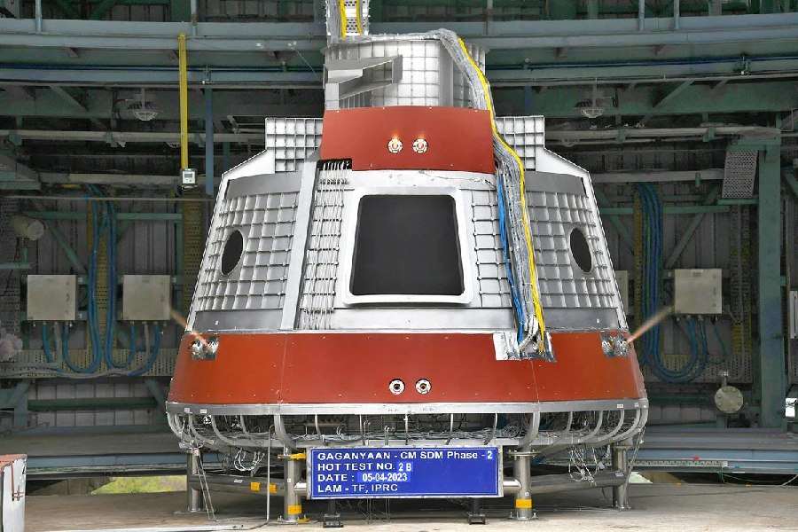 ইসরো সূত্রে অবশ্য জানানো হয়েছে মহাকাশে ২০২৪ অথবা ২০২৫ সালে মানব মহাকাশচারী পাঠানোর আগে দু’টি মানবহীন অভিযান চালানো হবে। ওই দুই অভিযানেই পাঠানো হবে মানব রোবটকে।