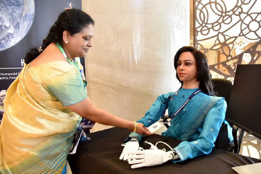 তবে কি অক্টোবরেই ভারতের ব্যোম মিত্র যাচ্ছে মহাকাশে? তার পর কি সে নিরাপদে ফিরে আসতে পারবে পৃথিবীতে? আপাতত তারই অপেক্ষায় ইসরো-সহ গোটা দেশ।