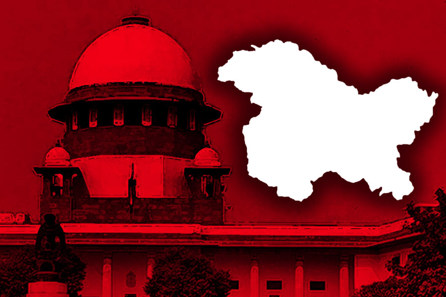 Supreme Court asks why a lecturer of Jammu and Kashmir suspended soon after Article 370 hearing