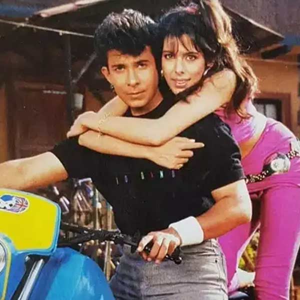 শেষ পর্যন্ত শেখরের চরিত্রে অভিনয় করেন দীপক। বলিপাড়ার অন্দরমহল থেকে জানা যায়, অক্ষয়কে বাদ দিতে চাননি নির্মাতারা। আমিরই নাকি ছবি নির্মাতাদের অনুরোধ করেছিলেন দীপককে এই চরিত্রে অভিনয়ের সুযোগ দিতে।