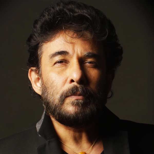 বলিপাড়া সূত্রের খবর, তৎকালীন সময়ে আমিরের সঙ্গে গভীর বন্ধুত্ব ছিল দীপকের। ‘জো জিতা ওহি সিকন্দর’ ছবিতে সহ-অভিনেতা হিসাবে দীপককেই চেয়েছিলেন আমির। সেই অনুযায়ী ছবিনির্মাতাদের অনুরোধ করেন তিনি।