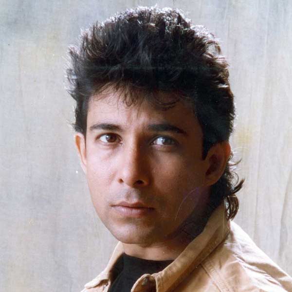 বলিপাড়ার একাংশের দাবি, আমিরের কথামতো দীপককে ‘জো জিতা ওহি সিকন্দর’ ছবিতে অভিনয়ের প্রস্তাব দেওয়া হত বলে অক্ষয়কে বাদ দিয়ে দেওয়া হয়। অজুহাত হিসাবে অক্ষয়কে জানানো হয় যে তিনি অডিশনে খারাপ অভিনয় করেছেন।