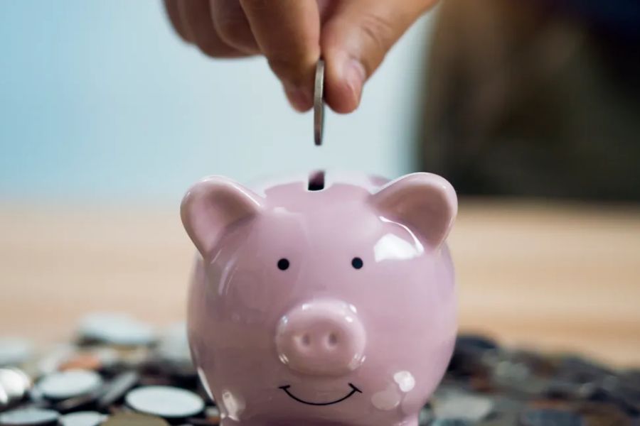 পুজোর অন্তত তিন মাস আগে থেকেই শুরু হয়ে যায় উৎসবের তোড়জোড়।  এক মাস আগে পুরো দমে কেনাকাটা দিয়ে  খরচ-খরচা শুরু। পুজোর ৫ দিন সবটাই যেন লাগাম ছাড়া! শেষে বিসর্জন হল কী,  ভাঁড়ে মা ভবানী! দশা বেহাল। প্রায় প্রত্যেক বছর এক গল্প। এমন অবস্থা কাটাতে কী করবেন? রইল কিছু পরামর্শ।  