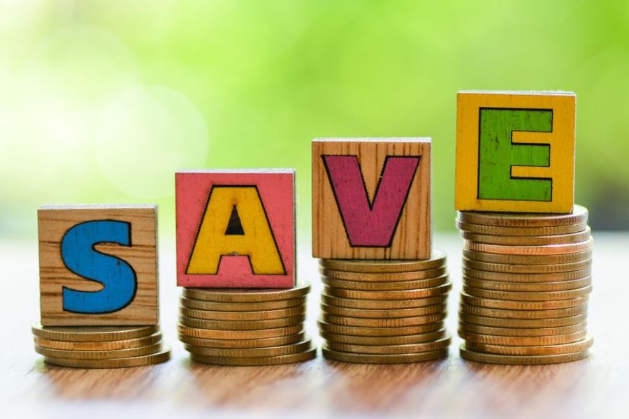 আগাম হিসেব থাকুক আয় ও ব্যয়ের  প্রথমেই নিজের আয়-ব্যয়ের ভাল করে হিসেব করে নিন। আগের বছরের পুজোর হিসেব মনে করে আন্দাজ করে নিন মোটামুটি কত খরচ হতে পারে এবারে। সেই বুঝে এই পুজোর জন্য কতটা জমানো দরকার, ঠিক করে নিন। একটা মোটা অঙ্কের টাকা জমানোর জন্য পুজোর আগে কোন কোন বাজে খরচ কমানো যেতে পারে, তার একটা তালিকা করে নিন এবং সে পথ থেকে শত হস্ত দূরে থাকুন। 