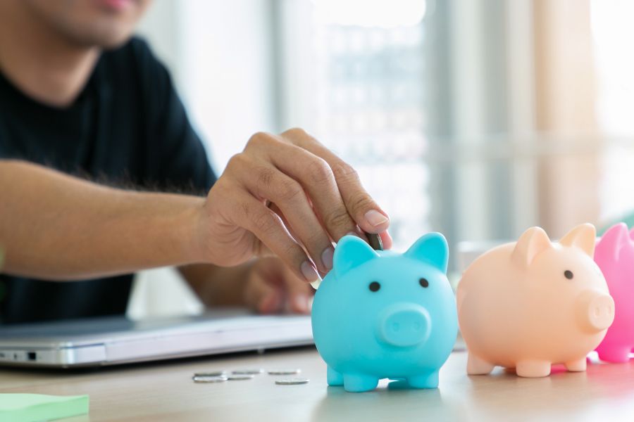 সেপ্টেম্বর, অক্টোবরে মাসের শুরুতেই সাবধান  এ বারের পুজো অক্টোবরের তৃতীয় সপ্তাহে। ফলে তার মধ্যে চাকুরিজীবীদের দু’মাসে দু’টি মাহিনা আছে। অনেকে আবার বোনাসও পান। এই টাকা পেয়ে আগেই একটা বড় অংশকে সরিয়ে রাখুন। পুজোর জন্য বাড়তি খরচের কথা ভেবে। ব্যবসায়ী বা অন্য পেশাজীবীদের ক্ষেত্রেও খরচ কমানোর জন্য মাসের শুরুর দিকেই পরিকল্পনা এমনই হলে ভাল। 