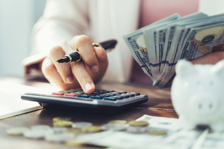 পুজোর কেনাকাটায় সতর্ক হন  পুজোর কেনাকাটা করার সময় কয়েকটি বিষয় খেয়াল করুন। অনেক সময় অনলাইন কেনাকাটার ক্ষেত্রে একই জিনিস বিভিন্ন সাইটে বিভিন্ন দামে ও ছাড়ে পাওয়া যায়। এ ছাড়া পুজোর আগে নানা সময় নানা উপলক্ষে অনেক রকম সেল চলতেই থাকে, দোকানে এবং অনলাইন কেনাকাটার সাইটগুলিতে। জামা কাপড় ইত্যাদি বা প্রসাধনীর বাবদ একটা বাজেট ঠিক করুন। তার থেকে বেশি খরচ হাজার প্রলোভনে পড়েও করবেন না। 