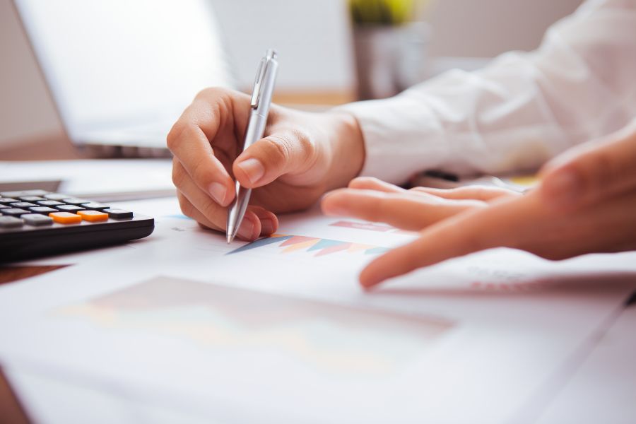 পরিবারের জন্য উপহার দিতে ভাবনা চিন্তা করুন  পুজো উপলক্ষে পরিবারকে নানা রকম উপহার দেওয়ার ধুম লেগে যায়। শেষ মুহূর্তে এ সব নিয়ে ভাবতে গিয়ে বেশিরভাগ সময়ই বাজে খরচ হয়ে যায়। তাই টাকা বাঁচাতে চাইলে উপহার নিয়ে ভাবনা চিন্তা শুরু করুন আজ থেকেই। উপহার হিসেবে জামাকাপড় দেওয়ার খরচ একটু বেশি। ফলে যাদের জামাকাপড় না দিলেও চলে, তাঁদের জন্য অন্য রকমের পুজোর উপহার কেনার কথা ভাবুন। তাঁদের পছন্দের কথা মাথায় রেখে। দেখবেন, তাঁরা খুশি হবেন। আপনার খরচও কমবে।  