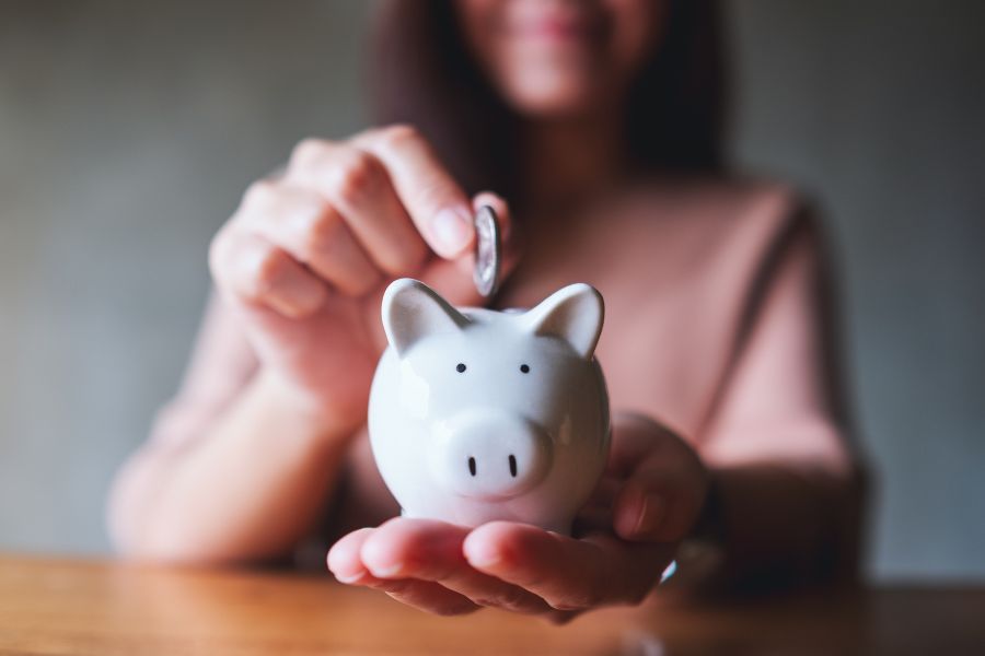 ষষ্ঠী থেকে দশমী, খরচের আগাম পরিকল্পনা থাকুক   পুজোর দিনগুলির সারা দিনে বাইরে ঘোরা, খাওয়া দাওয়া মিলিয়ে একটা বাজেট আগেই ঠিক করে নিন। সেই বাজেট ধরেই খরচ করার চেষ্টা করুন।  তাতে নিজের পুজোর খাতে জমানো টাকার বাইরে অন্য টাকায় হাত দিতে হবে না। 