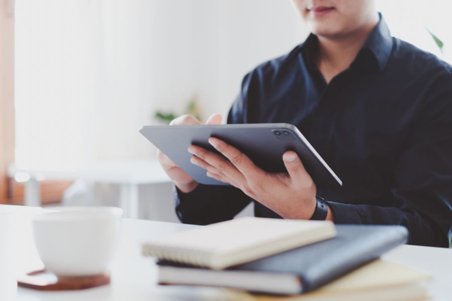 প্রতি দিনই বাইরে খাওয়া থেকে দূরে থাকুন  রেস্তরাঁয় যাওয়ার রাশ টানলেও দেখবেন, খরচ খানিক কমবে। এমনিতেই রোজ রোজ বাইরে খাওয়া স্বাস্থ্যকর নয়। তার জায়গায় বাড়িতে ভালমন্দ বানিয়ে নিন। সবাই মিলে জমিয়ে খান। আনন্দ তাতে কমবে না। 