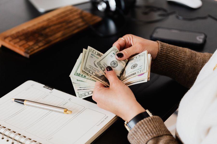 কেনাকাটায় কুপন ব্যবহার করুন  নানা রকম অনলাইন কেনাকাটার সাইটে অনেক রকম কুপন ব্যবহার করার সুযোগ থাকে। সব সময় চেষ্টা করুন, সেই কুপনের মাধ্যমে কেনাকাটা করতে। এতে কম খরচে নিশ্চিন্তে কেনাকাটা করতে পারবেন।