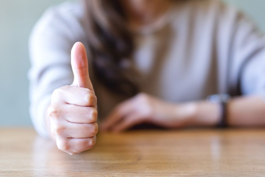 কথায় কথায় ক্রেডিট কার্ডের চক্করে পড়বেন না  এটা একটা প্রলোভন। ‘হাতে টাকা নেই তো কী, ক্রেডিট কার্ডে কিনে ফেলি,’ এমন মানসিকতা থেকে দূরে থাকুন। অন্তত এই সময়ে। মনে রাখবেন, পরে কিন্তু টাকাটা আপনাকেই দিতে হবে। 