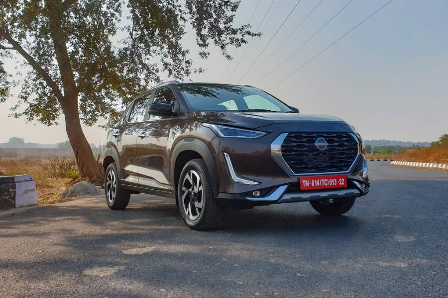 নিসান ম্যাগনাইট  (দাম  ৬ লক্ষ  টাকা থেকে শুরু)  নিসান সংস্থার এই গাড়ি ৫টি আসন সম্পন্ন। রয়েছে ৯৯৯ সিসির ইঞ্জিন। প্রতি লিটার তেলে প্রায় ২০ কিমি অবধি চলতে সক্ষম এই গাড়ি। এই প্রতিবেদনটি 'আনন্দ উৎসব' ফিচারের একটি অংশ। 