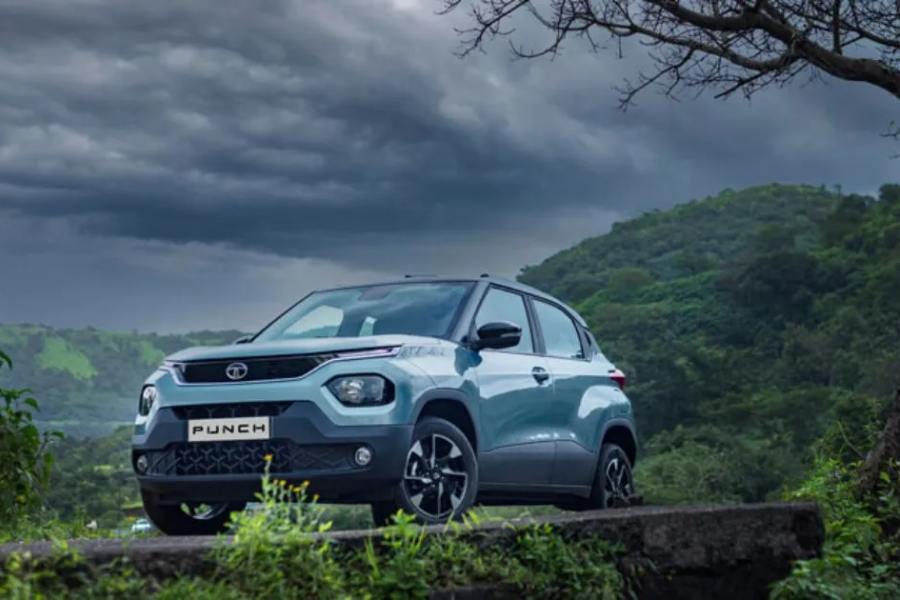 টাটা পাঞ্চ   (দাম  ৬ লক্ষ টাকা থেকে শুরু)  টাটা সংস্থার এই গাড়িতে রয়েছে ১১৯৯ সিসির ইঞ্জিনসহ তিনটি সিলিন্ডার। যা ১ লিটার তেলে প্রায় ২০ কিমি রাস্তা অতিক্রম করতে পারে। 