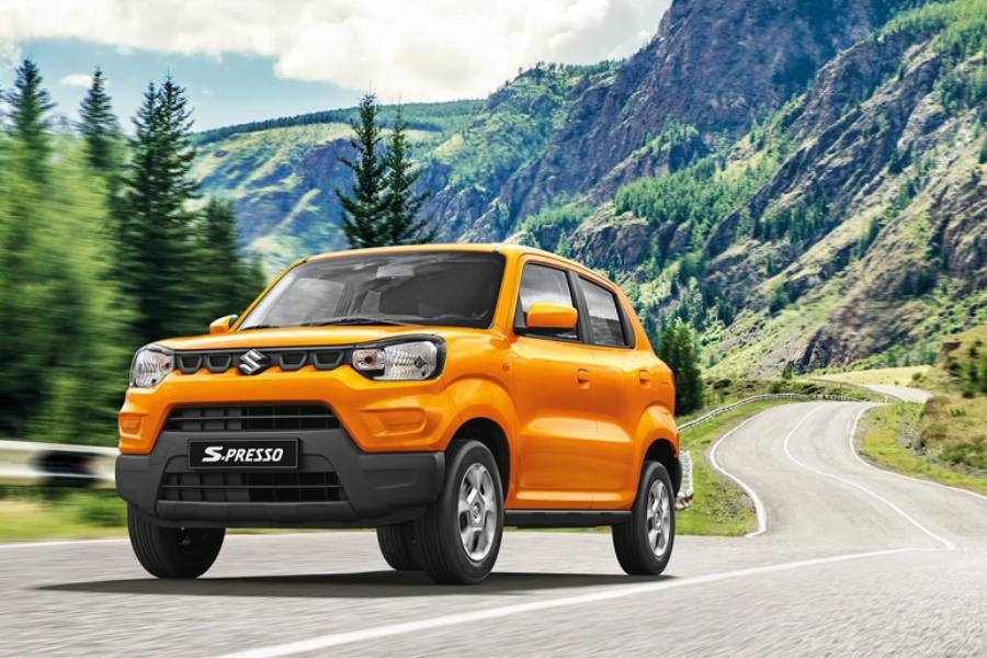 তাই বলে নিজের একটা গাড়ি কিনবেন না! তা আবার হয় নাকি? চিন্তা নেই, এই প্রতিবেদনে আপনাদের জন্য রইল কম দামে কিছু ভাল গাড়ির খোঁজ। যেগুলির মাইলেজও কিন্তু বেশ ভাল। তাই তেলের জন্য খরচ হবে কম।