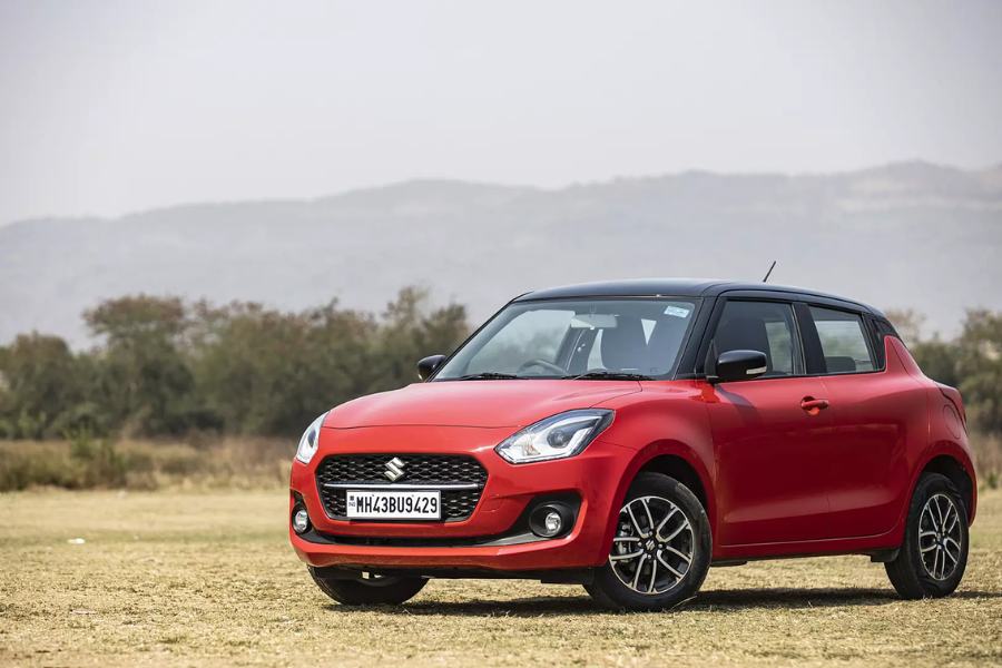 মারুতি সুজুকি সুইফট:  (দাম ৫.৯৯ লক্ষ টাকা থেকে শুরু)  এলইডি লাইট,  উন্নতমানের নিয়ন্ত্রক ক্ষমতা সম্পন্ন এই গাড়ি আজকাল অনেকের পছন্দের তালিকায় উপরের দিকে রয়েছে। আপনিও যদি কম দামে ভাল গাড়ি কিনতে চান তা হলে এই গাড়িটির কথা ভেবে দেখতে পারেন। এক লিটার তেলে প্রায় ২৩ কিমি অবধি যেতে পারা যায়।  