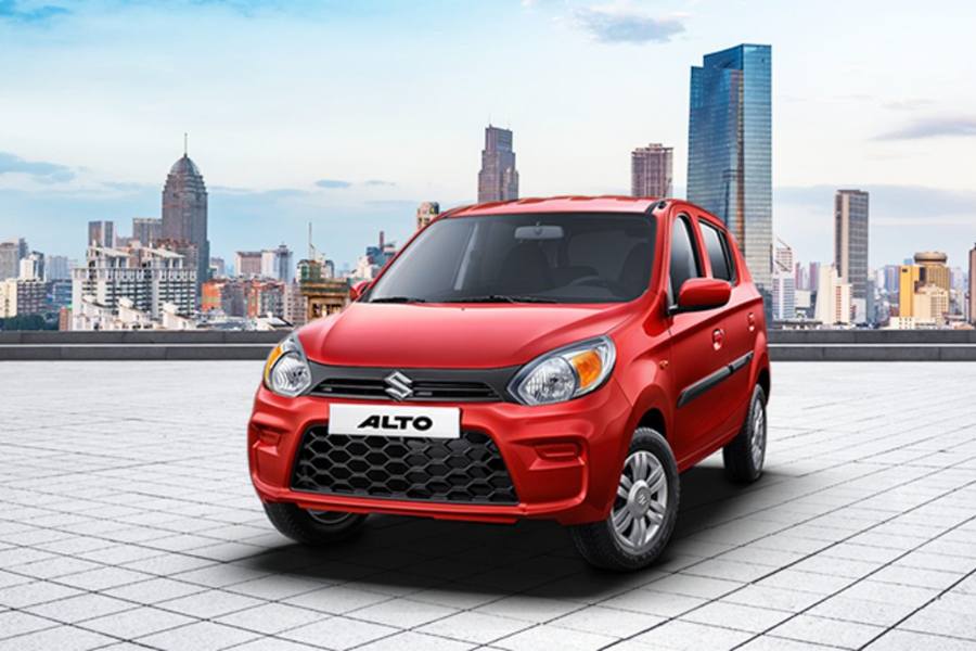 অল্টো কে ১০:  (দাম ৪.৮৪ লক্ষ টাকা থেকে শুরু)  মাইলেজের কথা হলে কিন্তু মারুতির গাড়ি একটু এগিয়েই থাকে। আপনার বাজেট যদি হয় পাঁচ লাখের কম তা হলে কিন্তু আপনি এই গাড়িটির কথা ভাবতে পারেন। মাইলেজ দেবে প্রায় ২৫ কিমি অবধি। 