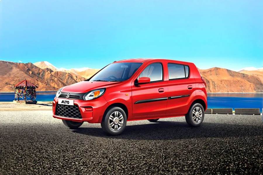 মারুতি সুজুকি অল্টো ৮০০  (দাম  ৪.২২ লক্ষ টাকা থেকে শুরু)  অল্টো-কে ১০-এর মতো এই গাড়ির মাইলেজও বেশ ভাল। মাত্র সাড়ে ৪ লাখের মধ্যে এই গাড়িটির মাইলেজ কিন্তু প্রায় ২২ কিমি অবধি। 