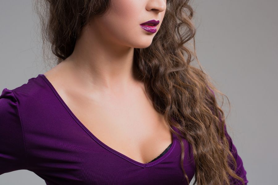 সাহসী পোশাক পরার শখ কম-বেশি সব মেয়েরই হয়, তবে কী রকম পোশাক কিনবেন, কখন কী ভাবে তার ব্যবহার করবেন, তা বুঝে উঠতে পারেন না সবাই। অনেকের আবার ভয়,  পাড়া-পড়শি কী বলবে! সেসবের তোয়াক্কা না করে ২০২৩-এর পুজোর সাজ কথায় থাকুক ডিপ নেক পোশাক। রইল খুঁটিনাটি টিপস। 