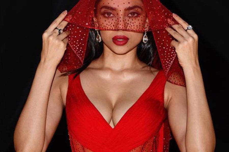 যাদের চেহারায় উপরের দিক বেশি ভারী,  তাঁদের গভীর গলার পোশাক কিনতে হয় বা বানাতে হয় একটু বুঝে শুনে। ৬-৭ ইঞ্চি গভীর গলাতেই আপনার আবেদন ছড়িয়ে পড়বে।  চারপাশে। এছাড়া অনেকেই নিজের কলারবোন দেখাতে পছন্দ করেন, তাঁরা নিজেদের পছন্দ মতো চেহারার ধরন বুঝে বানিয়ে নিন ডিপ নেক পোশাক। 