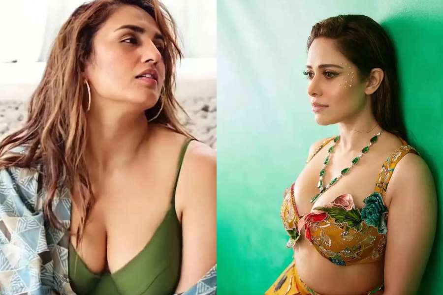 ডিপ নেকের সাজে অবশ্যই করে হাই হিল পরার চেষ্টা করুন। এতে আপনার পোশাক আরও ভাল ভাবে বোঝা যাবে ও নজর কাড়বে সবার। 