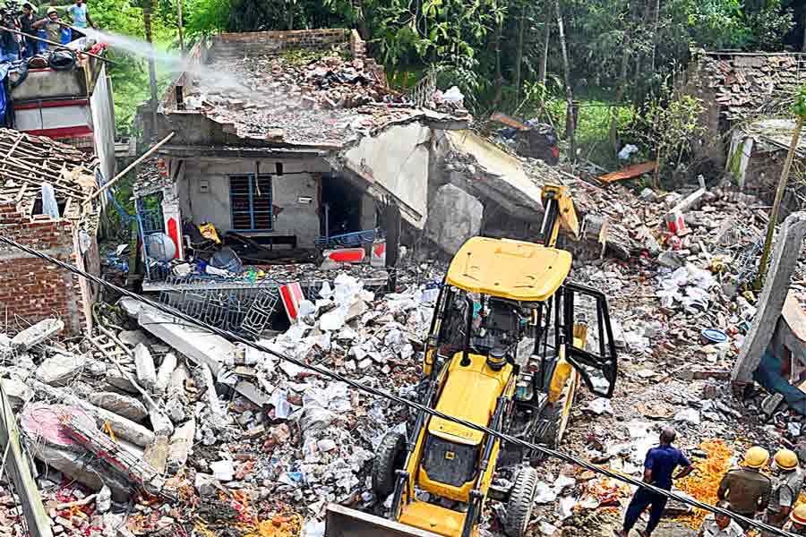 দত্তপুকুরের মোচপোল বাজি বিস্ফোরণে উড়ে গিয়েছে বাড়ি।