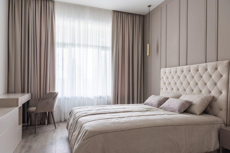 ঘর সাজানোর মন্ত্রে প্রথম সারিতে আসে পর্দা। কী ভাবে সাজাবেন অন্দর, তা বুঝেশুনে এগোলে চেনা ঘরই আরও বড় ও সুন্দর দেখায়। শুধু দরজা বা জানলায় নয়, পর্দার দৌলতে ঘরের ছাদ আরও উঁচু দেখাতে পারে। পর্দার রকমসকম তাই আগেভাগেই বুঝে নিন। 