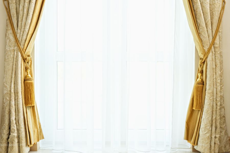 শুধু জানলা কেন, অনেকেই পর্দার ব্যবহার করেন দেওয়াল হিসেবে। ঘরের মধ্যে কোন অংশ আড়াল করতে বা জায়গা বাড়ানোর জন্য এ ভাবে ভাবতে পারেন। সেই পর্দার কাপড় যদি হয় ভেলভেট বা ঝালর, তবে তো কথাই নেই! অতিথিদের মুখে মুখে ফিরবে আপনার ঘর সাজানোর অভিনবত্ব।