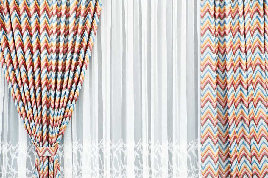 ঘরকে খুব প্রাণবন্ত ও উজ্জ্বল দেখাতে চান? ঘরের একঘেয়ে একরঙা পর্দা বদলে খুব বড় বড় উজ্জ্বল প্রিন্টের বা জিওমেট্রিক নকশার পর্দা টাঙিয়ে দেখতে পারেন। বসার ঘর হোক কিংবা অন্য কোনও ঘর, এক নিমেষে উজ্জ্বল হয়ে উঠবে। 