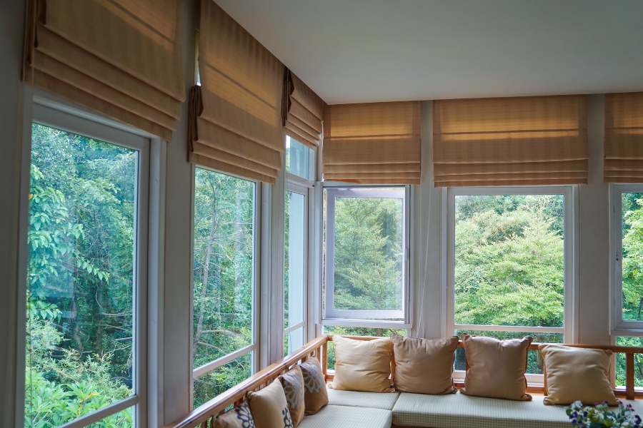 ইদানীং বাঙালীর গৃহকোণে সাবেকিয়ানার নানা ধরনের পরীক্ষা নিরীক্ষা চলছে। তার অন্যতম হল জানলায় চিক বা খড়খড়িকে ফিরিয়ে আনা। অনেকেই এখন স্বচ্ছ, নরম প্যাস্টেল রঙের পর্দার সঙ্গে চিক বা খড়খড়ি ব্যবহার করছেন। ঘরে রোদ কমানোর প্রয়োজন পড়লে চট করে নামিয়ে নেওয়া যায় চিক। আর তাতেই কেল্লাফতে। আবার তার দরকার না হলে এমনিও সুন্দর দেখায়। 