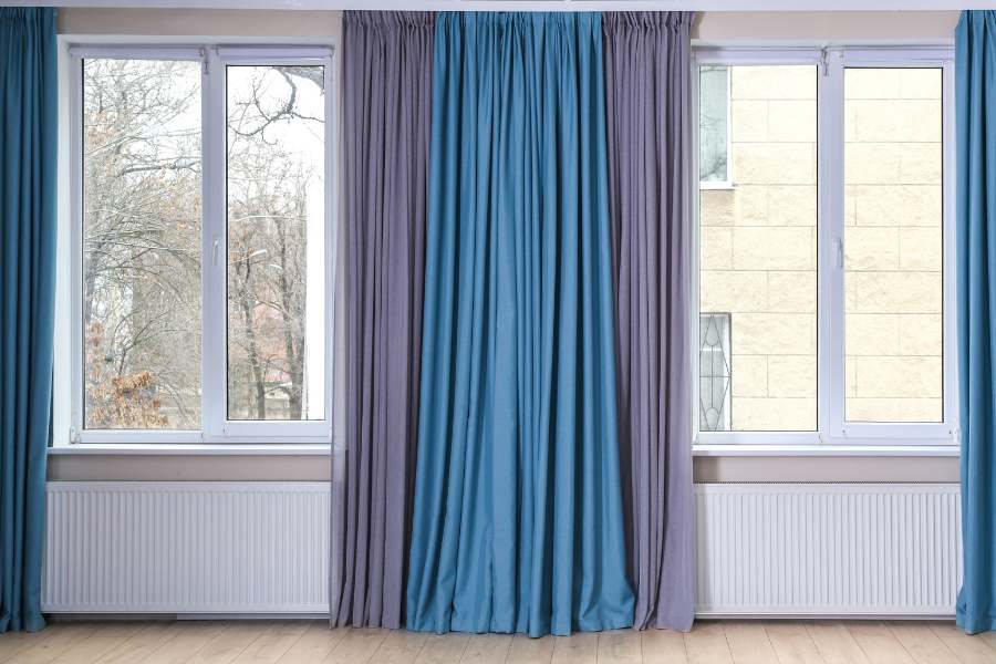 বসার ঘর বা শোওয়ার ঘরে যদি হাল্কা রঙের দেওয়াল থাকে, সে ক্ষেত্রে দুই দিকে প্রিন্টেড কাপড় ও মাঝখানে একরঙা কাপড়ের পর্দা বানাতে পারেন। একই ভাবে যদি ঘরের দেওয়াল হয় গাঢ় রঙের, তা হলে দু’দিকে নরম প্যাস্টেল শেডে একরঙা পর্দা দিয়ে মাঝখানে রাখুন প্রিন্টেড কাপড়ের পর্দা। 