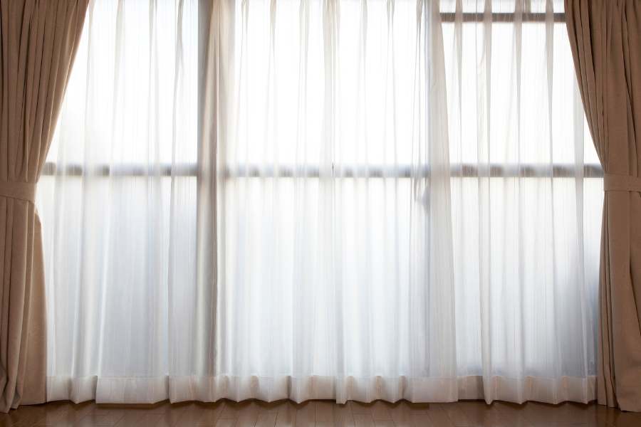 পর্দায় রকমফের আনতে ভারী ও স্বচ্ছ পর্দার কাপড় মিশিয়ে একসঙ্গে টাঙাতে পারেন। এতে অন্দরসজ্জায় একঘেয়েমি দূর হয়। আবার দুই রকম পর্দাই একসঙ্গে ব্যবহার করার সুযোগ থাকে। বসার ঘরে পর্দার টাঙানোর রডে দু’দিকে দুটো মোটা সুতি বা স্যাটিন কাপড় এবং মাঝে নেট জাতীয় স্বচ্ছ কাপড়ের পর্দা টাঙাতেই পারেন। 