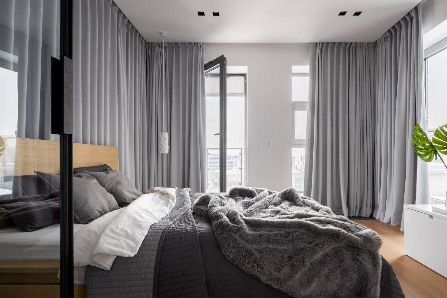 শোওয়ার ঘরের জন্য বেছে নিতে পারেন একটু ভারী বা মোটা কাপড়ের পর্দা। এতে খুব বেশি রোদও ঘরে আসে না, আর শোয়ার ঘরের গোপনীয়তা বজায় রাখতেও অসুবিধা হয় না। সুতির কাপড় বা স্যাটিন কাপড়ের কাজ করা পর্দা এ ক্ষেত্রে বেশ উপযোগী।