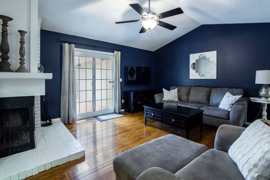 পর্দার কাপড় বাছাই করা সবচেয়ে জরুরি। বসার ঘরকে বড় দেখাতে ও আলো বাতাস খেলার সুযোগ করে দিতে পাতলা নেট জাতীয় স্বচ্ছ কাপড়ের পর্দা ব্যবহার করতে পারেন। এতে ঘরে রোদও আসে আর বসার ঘর উজ্জ্বল ও খোলামেলা দেখায়। 