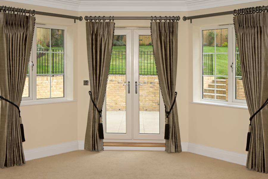 পর্দার রঙ হতে পারে হাল্কা প্যাস্টেল শেডে। ঘরের পরিবেশে আসবে শীতলতার ছোঁয়া। আবার ধরুন ঘরের দেওয়াল খুব হাল্কা রঙের। সে ক্ষেত্রে উজ্জ্বল রঙের কনট্রাস্ট পর্দাও ব্যবহার করতে পারেন। এতে ঘরও খুব উজ্জ্বল আর সুন্দর দেখাবে। 