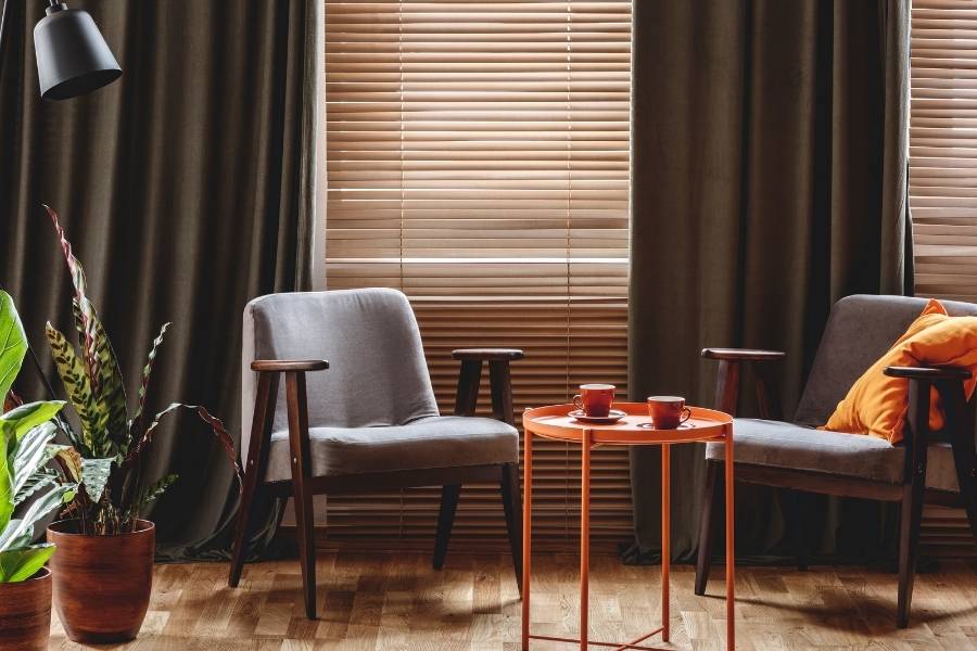 প্রথমেই দেখে নিতে হবে আপনার ঘরের দেওয়ালের রঙ বা আসবাবপত্র কী রকম। অনেকেই এমন রঙের পর্দা বেছে নেন, যাতে দেওয়ালের রঙের সঙ্গে সামঞ্জস্য থাকে। মেহগনি বা অন্যান্য কাঠের আসবাব ঘরে রাখলে, তার সঙ্গে মিলিয়েও পর্দা কিনতে পারেন। 