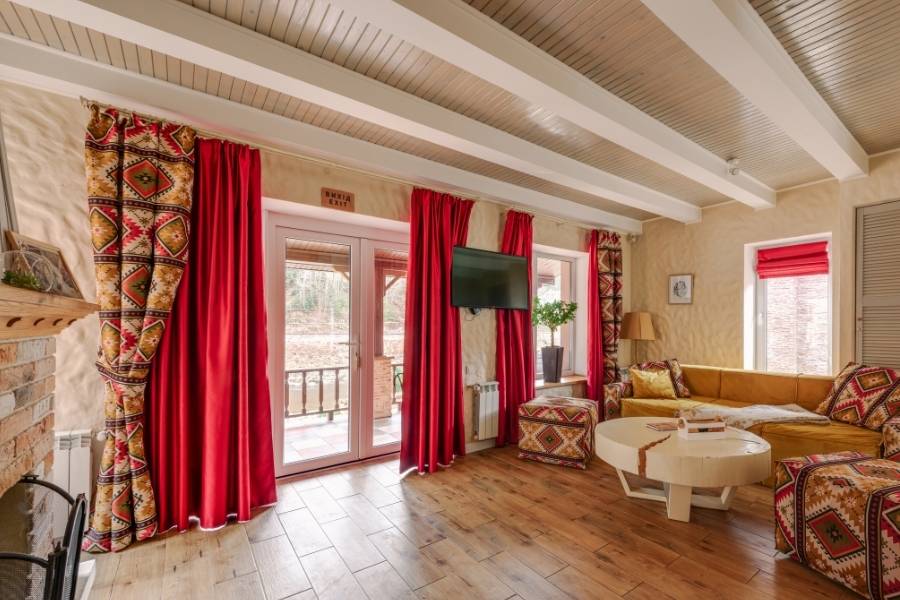 ঘর সাজানোর কোনও বিশেষ সময় আছে নাকি? সারা বছরই টুকটাক বদল আর নতুন ভাবনা চিন্তা চলতেই থাকে। তবে পুজোর মরসুমে বাড়িতে অত্থির আনাগোনা অনেক বেশি। আর কে না চায়, নিজের বাড়িকে এ দিনগুলোয় নজরকাড়া করে তুলতে! সহজে ঘরের চেহারা বদলে ফেলতে চাইলে আস্থা রাখুন পছন্দসই পর্দায়। অতিথিদের তাক লাগিয়ে দিতে রইল কিছু টিপস। 