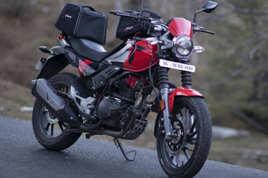 হিরো এক্স পালস ২০০:  (দাম  ৯৯,৮০০ টাকা)  ১৯৯.৬ সিসির ইঞ্জিন যুক্ত এই বাইকে রয়েছে একটি সিলিন্ডার, ৪টি স্ট্রোক এবং ২টি ভালভ্। রয়েছে অয়েল কুলড্ টেকনোলজি এবং সিঙ্গেল চ্যানেল এবিএস সিস্টেম। বাইকটির মাইলেজ লিটার প্রতি প্রায় ৩৫ থেকে ৪০ কিলোমিটার। 