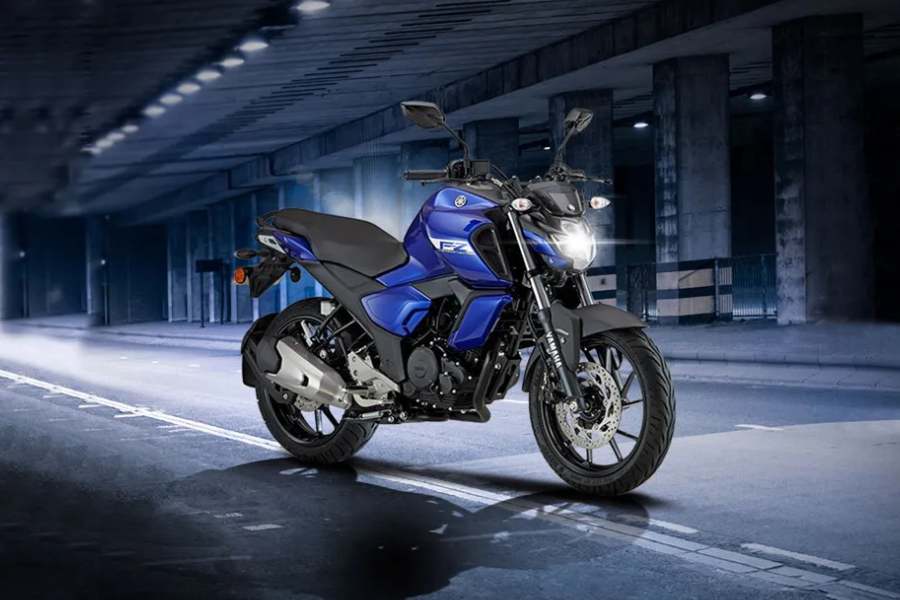 ইয়ামাহা এফজেড এফআই ভি৩: (দাম  ৯৯,২০০ টাকা) ১৪৯ সিসির ইঞ্জিন সম্পন্ন এই বাইকে রয়েছে একটি সিলিন্ডার, ৪ টি স্ট্রোক ও এসওএইচসি। পাবেন এয়ার কুলড টেকনোলজি ও সিঙ্গেল চ্যানেল এবিএস সিস্টেম। ইয়ামাহা সংস্থার এই বাইকের মাইলেজ প্রায় ৪৫ থেকে ৫০ কিলোমিটার প্রতি লিটার।  