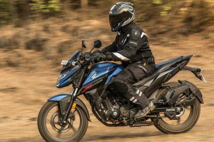 হোন্ডা এক্স ব্লেড: (দাম ৮৯,৯৫০ টাকা) ১৬২.৭১ সিসির ইঞ্জিন যুক্ত এই বাইকে রয়েছে একটি সিলিন্ডার এবং ২টি ভালভ্। সিঙ্গেল চ্যানেল এবিএস সিস্টেম সহ রয়েছে এয়ার কুলড্ টেকনোলজি। হোন্ডা সংস্থার এই বাইকের মাইলেজ প্রায় ৪৬ থেকে ৫১  কিলোমিটার প্রতি লিটার। এই প্রতিবেদনটি 'আনন্দ উৎসব' ফিচারের একটি অংশ।   