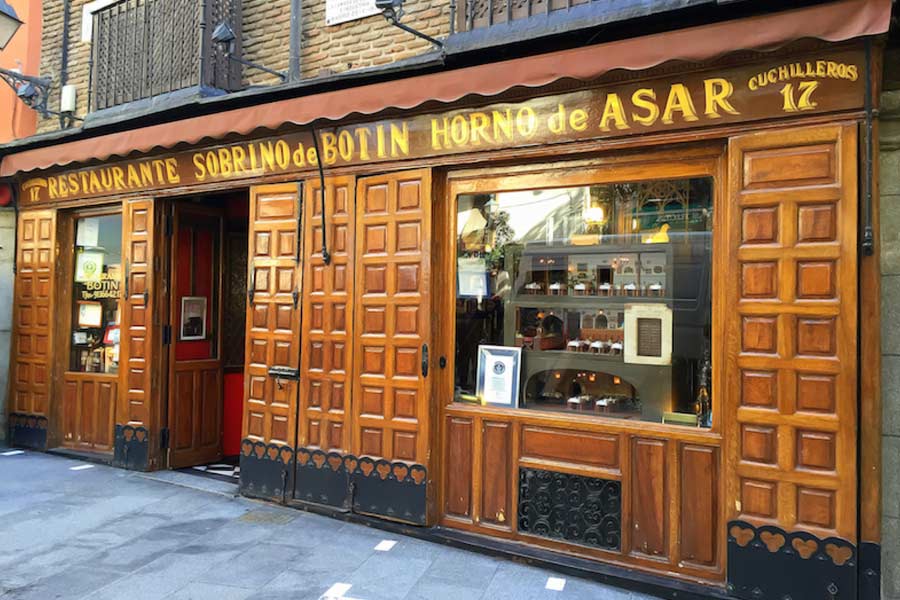 ১৭২৫ সালে দরজা খুলেছিল স্পেনের মাদ্রিদের সোবরিনো দে বোটিন রেস্তরাঁ। ৩০০ বছর ধরে চালু এই রেস্তরাঁয় এক দিনের জন্যও রান্নাঘর বন্ধ থাকেনি। বিশ্বের পুরনো রেস্তরাঁ হিসাবে নজির গড়ে গিনেস বুক অফ রেকর্ডসে নাম তুলেছে স্পেনের এই রেস্তরাঁ। চার তলার এই রেস্তরাঁয় ব্রিক ওভেনে তৈরি করা হয় ‘সাকলিং পিগ’। এই খাবারটির জন্যও বিখ্যাত সোবরিনো দে বোটিন।