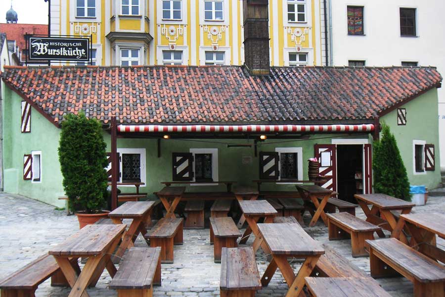 জার্মানির রেগেন্সবার্গের ওয়ার্স্টকুচ রেস্তরাঁর সঙ্গে জড়িয়ে রয়েছে বহু ইতিহাস। এই রেস্তরাঁ বর্তমানে তাদের সসেজ কেকের জন্য জনপ্রিয় হয়ে উঠলেও বিভিন্ন সময়ে এই রেস্তরাঁকে বিভিন্ন ক্ষেত্র হিসাবে ব্যবহার করা হয়েছে। জার্মানির স্টোন ব্রিজের কাছে রয়েছে এই রেস্তরাঁ। ১১৩৫ সাল থেকে ১১৪৬ সাল পর্যন্ত ১১ বছর সেতু নির্মাণের সময় এই রেস্তরাঁকে দফতর হিসাবে ব্যবহার করা হত। তার পর এলাকার বন্দর এবং খনির কর্মীদের জন্য রান্না করা হত সেখানে। নাম দেওয়া হয়েছিল ‘কিচেন অন দ্য ক্রেন’। এখনও রেস্তরাঁটি খোলা রয়েছে।