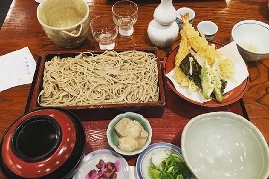 জাপানের খাবারের তালিকায় চোখ বোলালে সোবা নুডল্‌সের নাম সবার প্রথমে লক্ষ করা যায়। জাপানের কিয়োটোয় হঙ্কে ওয়ারিয়া নামে একটি পুরনো রেস্তরাঁ রয়েছে যা সোবা নুডল্‌স বিক্রির জন্য বিখ্যাত। ১৪৬৫ সালে খাবারের ছোট দোকান হিসাবে খুলেছিল হঙ্কে ওয়ারিয়া। তার পর ১৭০০ সাল পর্যন্ত এই রেস্তরাঁ থেকে মন্দিরে বাকউইট নুডল্‌স তৈরি করে পাঠানো হত। আজও নিচু টেবিল এবং মাদুরের আসনে বসে অতিথিদের খাওয়ানোর ব্যবস্থা রয়েছে এই রেস্তরাঁয়।