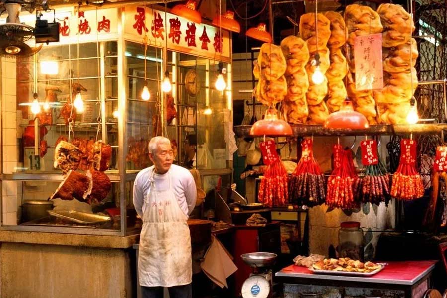 চিনের কাইফেং এলাকায় রয়েছে বিশ্বের অন্যতম পুরনো রেস্তরাঁ মা ইউ চিং’স বাকেট চিকেন হাউস। ১১৫৩ সালে এই রেস্তরাঁটি খোলা হয়। বহু যুদ্ধের সাক্ষী থেকেছে এই রেস্তরাঁ। বহু বার স্থানবদলও হয়েছে। ১৮৬৪ সাল থেকে কাইফেং এলাকায় স্থায়ী ভাবে গড়ে তোলা হয় রেস্তরাঁটি। তবে এখানে বসে খাওয়ানোর ব্যবস্থা নেই। বিশেষ এক ধরনের সস বিক্রির জন্য এই রেস্তরাঁ বিখ্যাত।